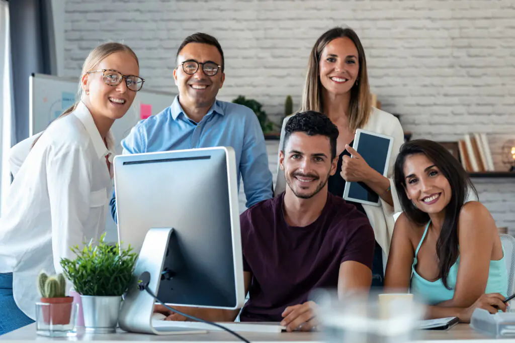 Equipo de trabajo colaborando en una agencia de marketing digital en Querétaro, especializado en diseño web, branding y estrategias SEO.