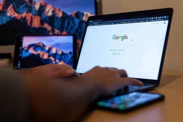 Persona realizando una búsqueda en Google desde una laptop